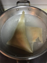 皮冻的熬制方法 教你如何熬制一份晶莹剔透的美容猪皮冻 翡翠皮冻的做法步骤2