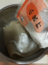 皮冻的熬制方法 教你如何熬制一份晶莹剔透的美容猪皮冻 翡翠皮冻的做法步骤5