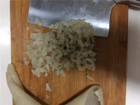 皮冻的熬制方法 教你如何熬制一份晶莹剔透的美容猪皮冻 翡翠皮冻的做法步骤6