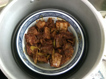 高压锅芋头蒸排骨，芋头饱吸排骨的汤汁，异常粉糯，在家做简单又省事
