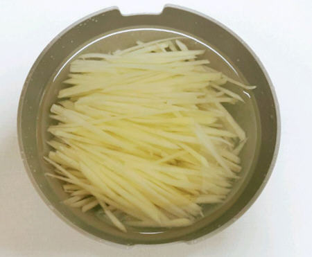 这样做的尖椒酸辣土豆丝不仅美观而且好吃