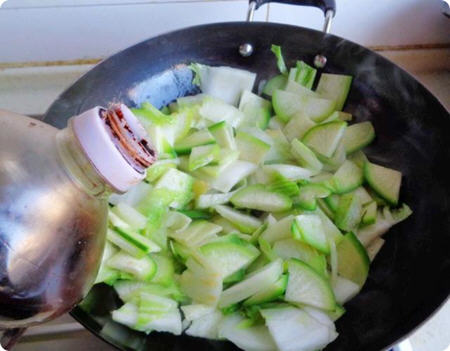 味道好吃又暖和，上手特别简单的萝卜白菜炖粉条