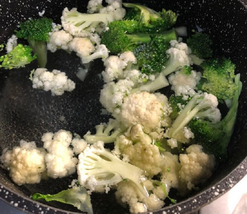 用烤箱来做的干锅花菜鲜香爽脆乎意料的好吃