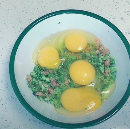 不用面粉做出外酥内软又营养的鸡蛋饼
