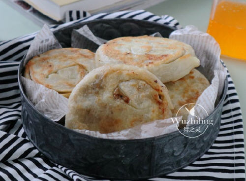 五香烙饼的电饼铛做法，口感不够松软，不够酥脆