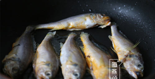 家烧小黄鱼，口感鲜而入味非常好吃