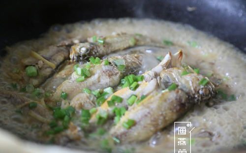 家烧小黄鱼，口感鲜而入味非常好吃