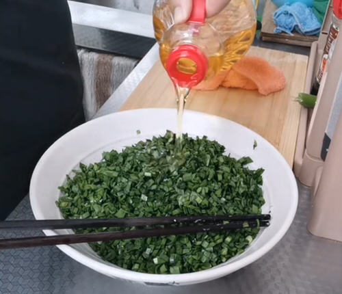 用料非常简单的韭菜鸡蛋虾皮包子馅做法