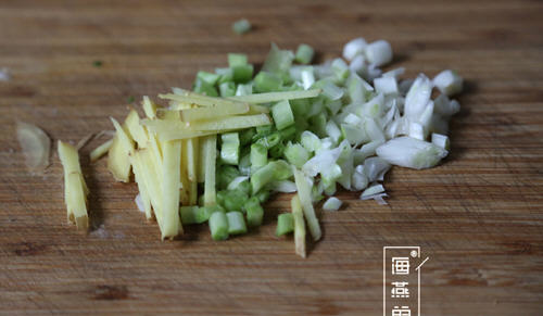 家烧小黄鱼，口感鲜而入味非常好吃