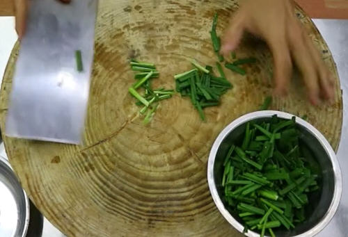 韭菜炒鸭血的正宗做法，口感非常好吃，色泽也很漂亮