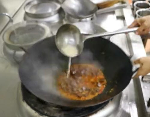 韭菜炒鸭血的正宗做法，口感非常好吃，色泽也很漂亮