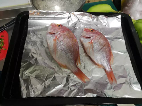 把最简单的锡纸烤鲷鱼制作方法分享给大家