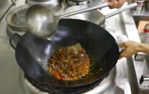 韭菜炒鸭血的正宗做法，口感非常好吃，色泽也很漂亮