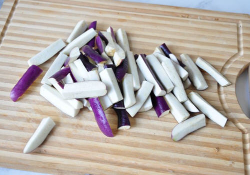 茄子先炸后炒，风味独特，酸中带甜，起级下米饭