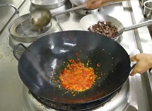 韭菜炒鸭血的正宗做法，口感非常好吃，色泽也很漂亮