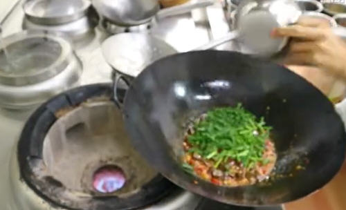 韭菜炒鸭血的正宗做法，口感非常好吃，色泽也很漂亮
