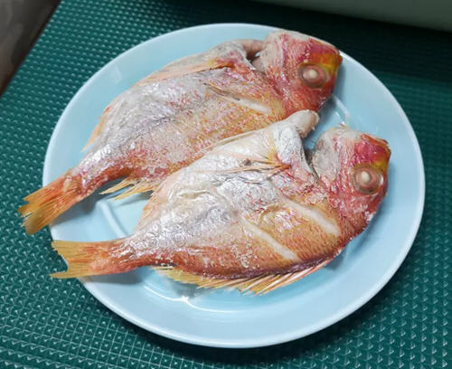 把最简单的锡纸烤鲷鱼制作方法分享给大家