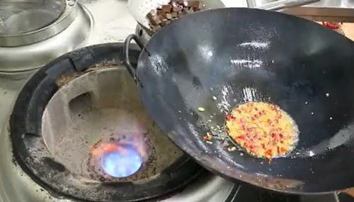 韭菜炒鸭血的正宗做法，口感非常好吃，色泽也很漂亮
