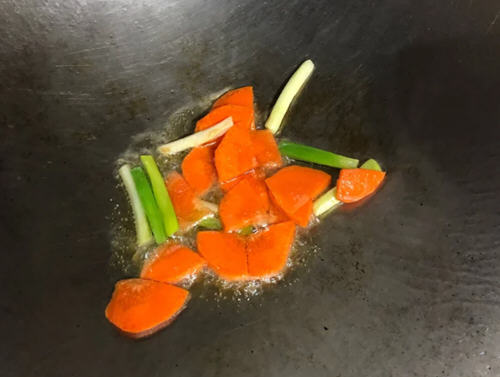 成品色泽明亮，咸鲜适口的虾仁炒西兰花胡萝卜