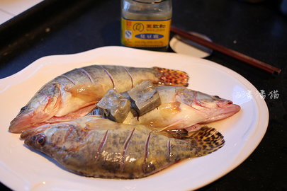 用臭豆腐成就的湘版臭鳜鱼，味道虽臭但吃起来香