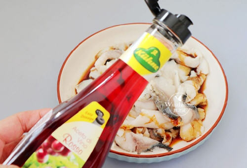 油淋草鱼片，肉质鲜嫩而不油腻，滋补开胃