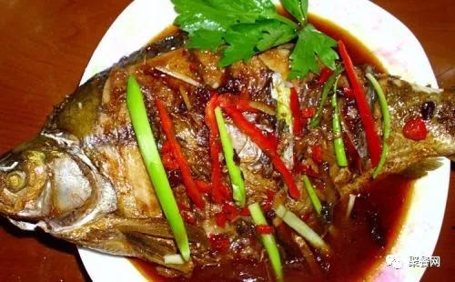 红烧鳊鱼的做法，鱼皮香脆鱼肉嫩滑，吃起来幸福感满满