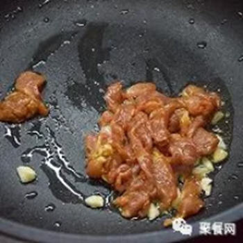 香甜又辛味十足的蒜苔炒肉怎么做？