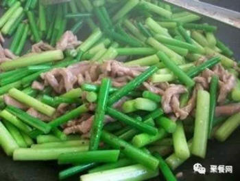 香甜又辛味十足的蒜苔炒肉怎么做？