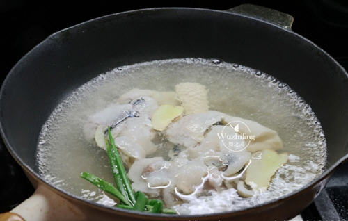 油淋草鱼片，肉质鲜嫩而不油腻，滋补开胃