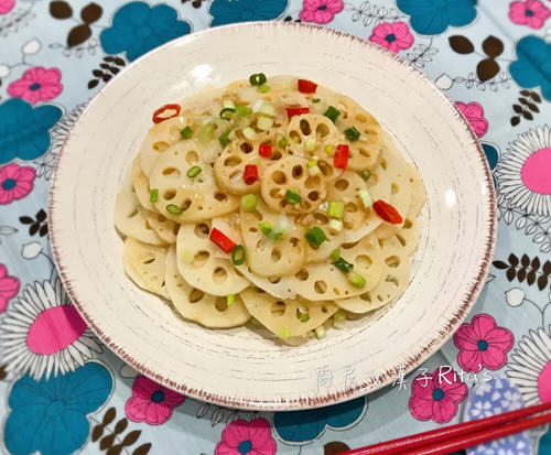 微波炉做的酸辣莲藕片酸酸辣辣，脆口开胃