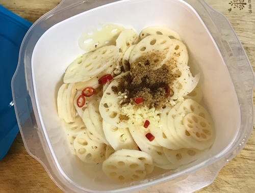 微波炉做的酸辣莲藕片酸酸辣辣，脆口开胃