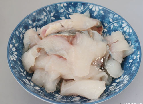 油淋草鱼片，肉质鲜嫩而不油腻，滋补开胃