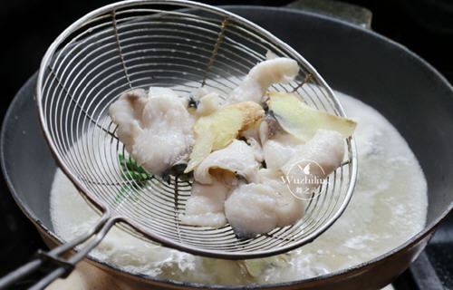 油淋草鱼片，肉质鲜嫩而不油腻，滋补开胃