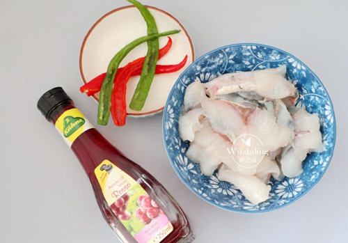 油淋草鱼片，肉质鲜嫩而不油腻，滋补开胃