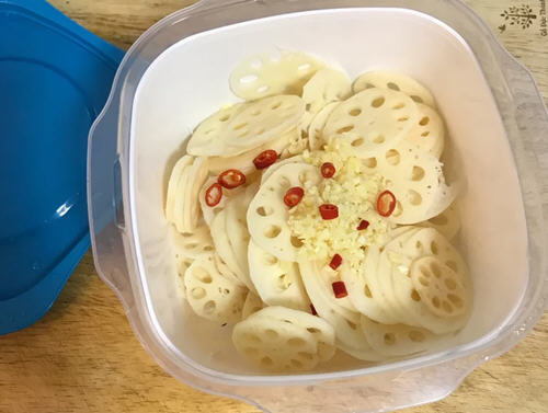 微波炉做的酸辣莲藕片酸酸辣辣，脆口开胃