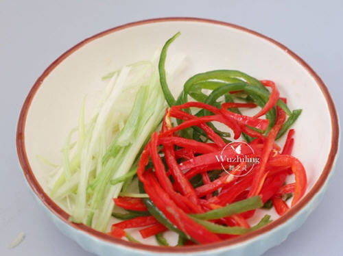油淋草鱼片，肉质鲜嫩而不油腻，滋补开胃