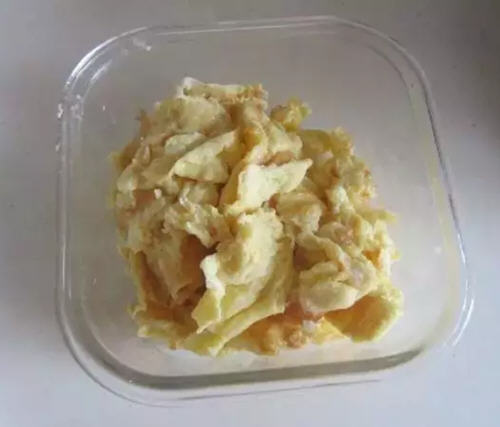 颜色翠绿，鸡蛋蓬松柔滑香嫩的秋葵炒鸡蛋的简单做法