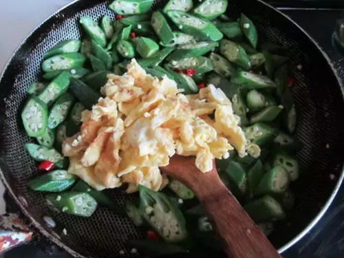 颜色翠绿，鸡蛋蓬松柔滑香嫩的秋葵炒鸡蛋的简单做法