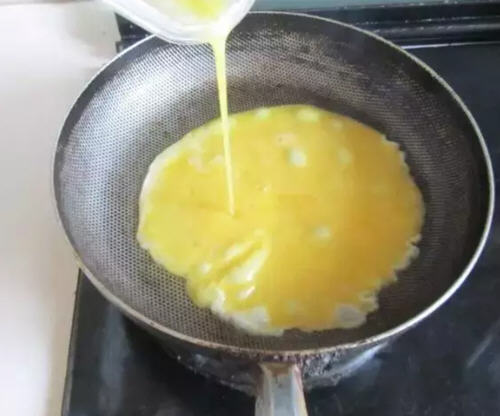 颜色翠绿，鸡蛋蓬松柔滑香嫩的秋葵炒鸡蛋的简单做法
