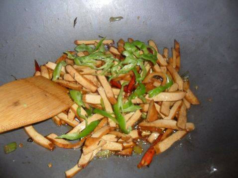 青椒炒豆腐干怎么做好吃又简单