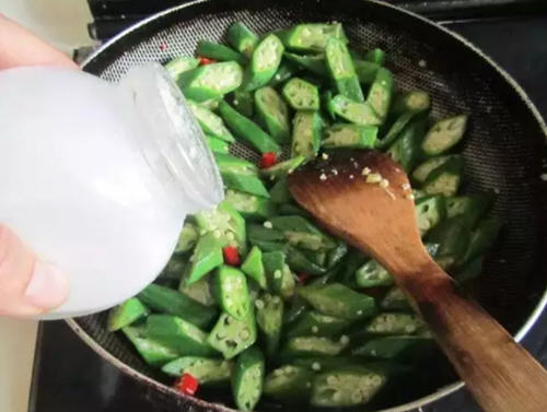 颜色翠绿，鸡蛋蓬松柔滑香嫩的秋葵炒鸡蛋的简单做法