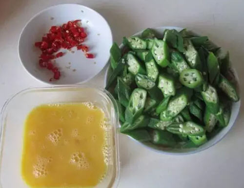 颜色翠绿，鸡蛋蓬松柔滑香嫩的秋葵炒鸡蛋的简单做法
