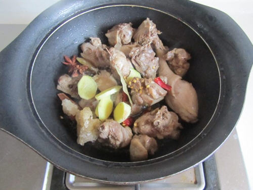 土黄瓜烧鸭腿肉不温不热，清热去火