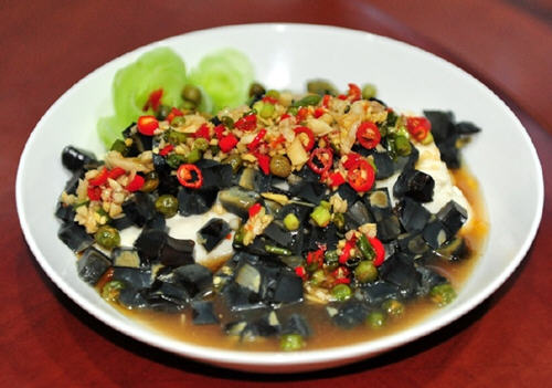 浇汁松花内酯豆腐，质地细嫩、有光泽，口感也更加好吃
