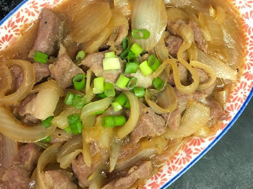 只需简单几个步骤做出美味的洋葱烧五花肉