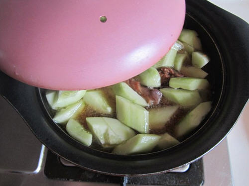 土黄瓜烧鸭腿肉不温不热，清热去火