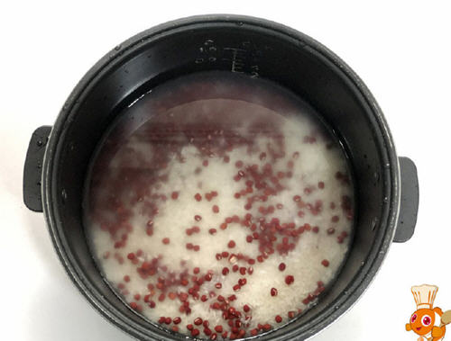 南瓜红豆饭口感松软，每吃一口都是香滑粉甜，特别的好吃