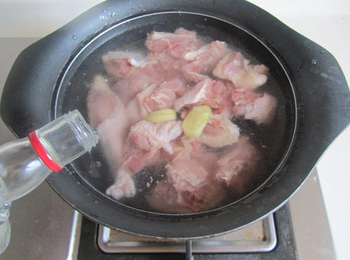 土黄瓜烧鸭腿肉不温不热，清热去火