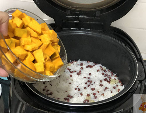 南瓜红豆饭口感松软，每吃一口都是香滑粉甜，特别的好吃