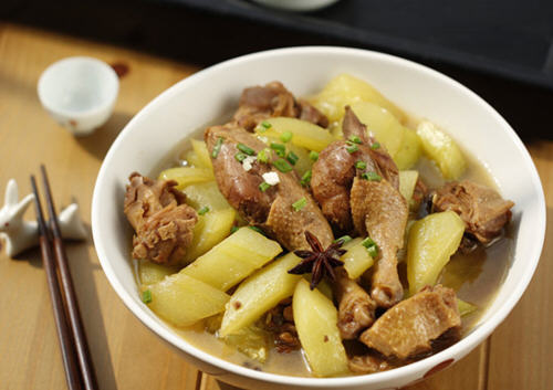 土黄瓜烧鸭腿肉不温不热，清热去火